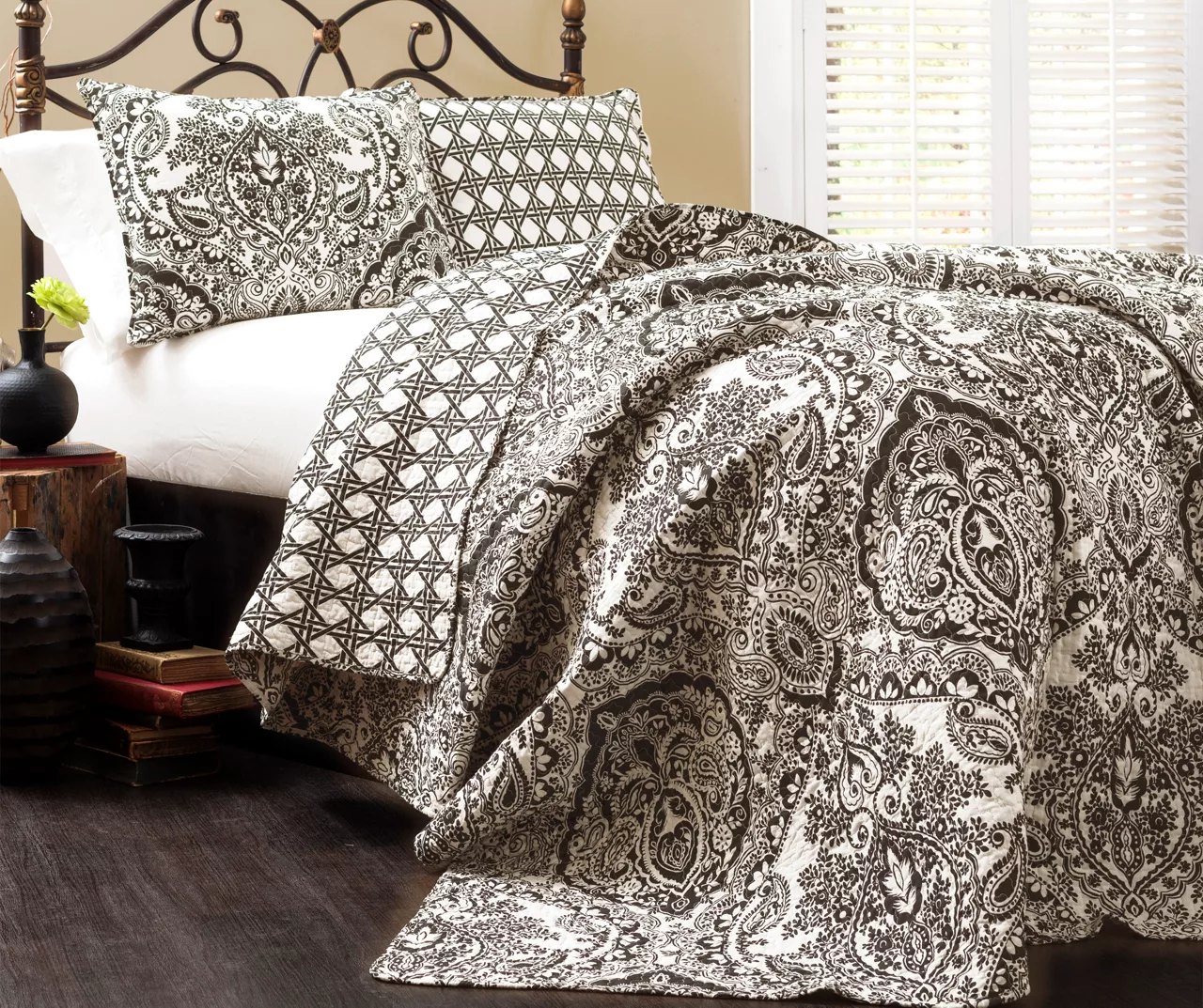 Aubree Black & White Full/Queen 3-Piece Quilt Set 1 Aubree Black & White Full/Queen 3-Piece Quilt Set